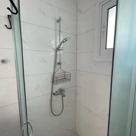 Modern Beachfront Mamizona לוטראקי