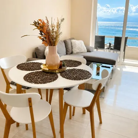 Modern Beachfront Mamizona * לוטראקי