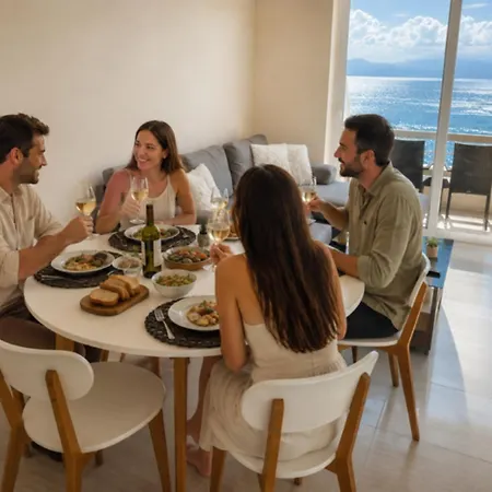 Modern Beachfront Mamizona * לוטראקי